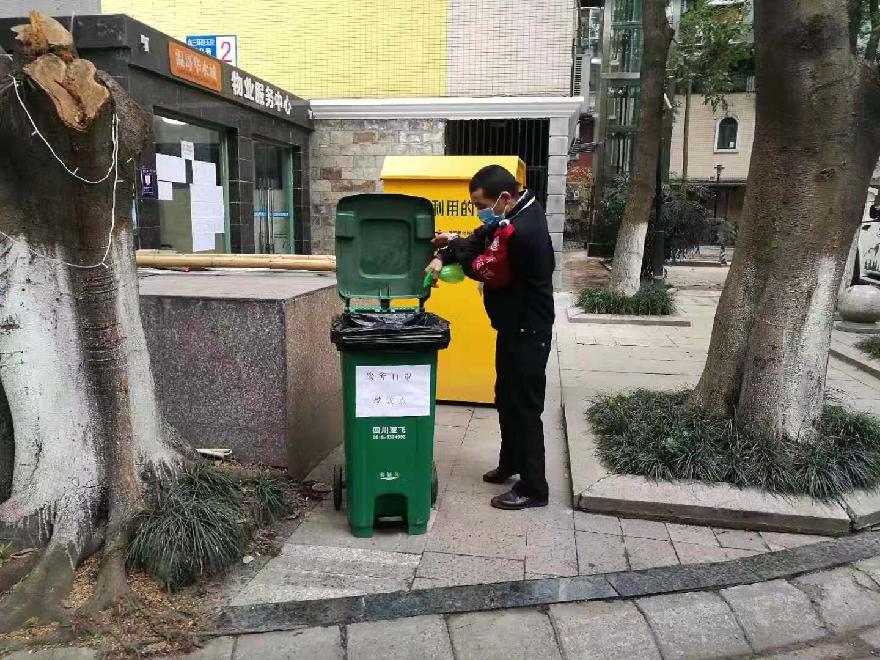 1月27日，石羊街道美洲花园社区开展废弃口罩垃圾桶消毒工作
