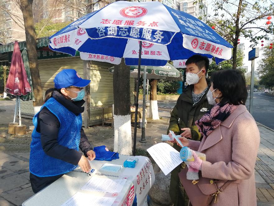 发放宣传资料