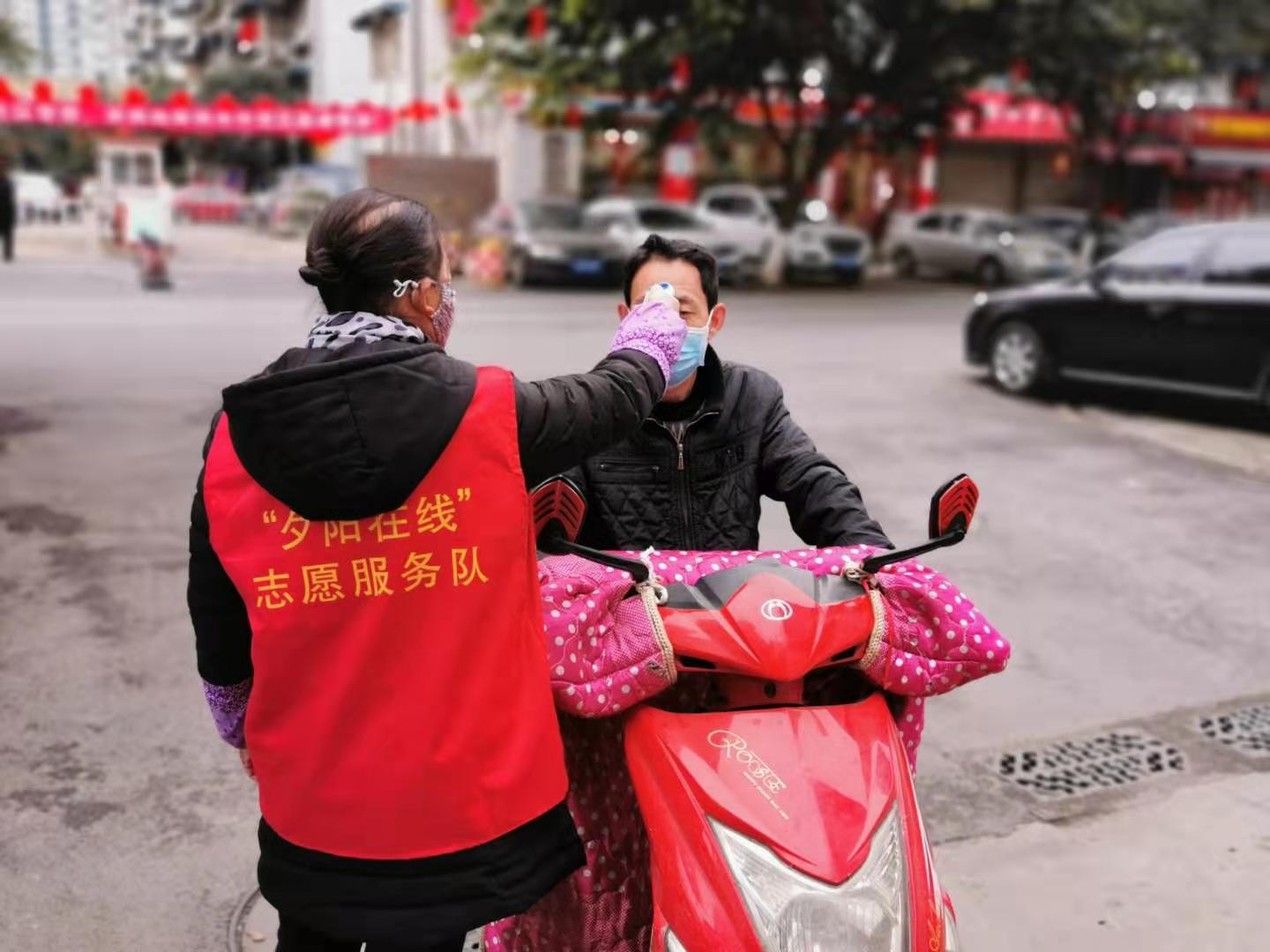 三元社区老年协会党支部书记，62岁的胡素芬在防疫一线
