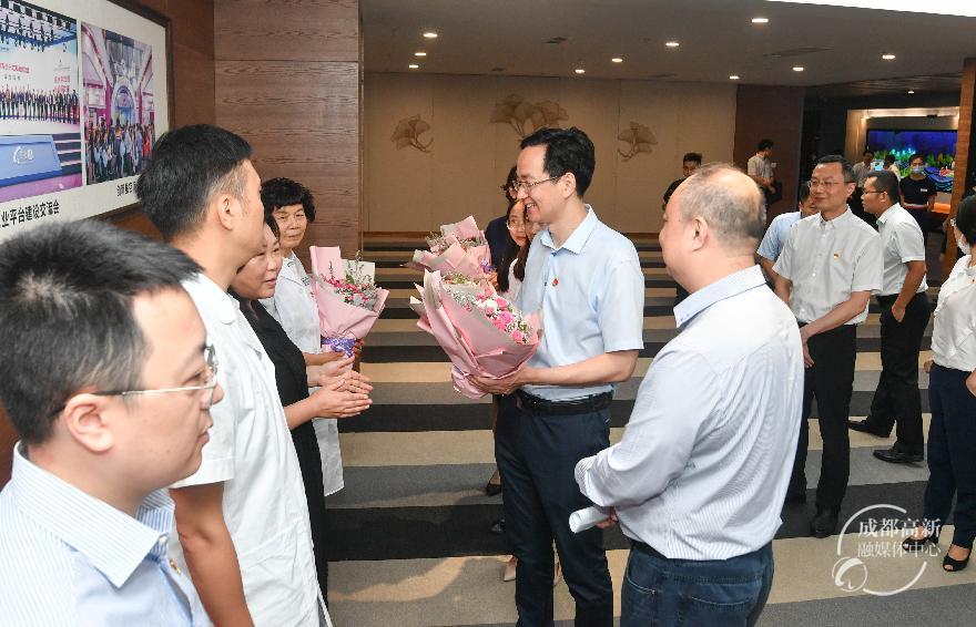 方存好慰问老党员45957