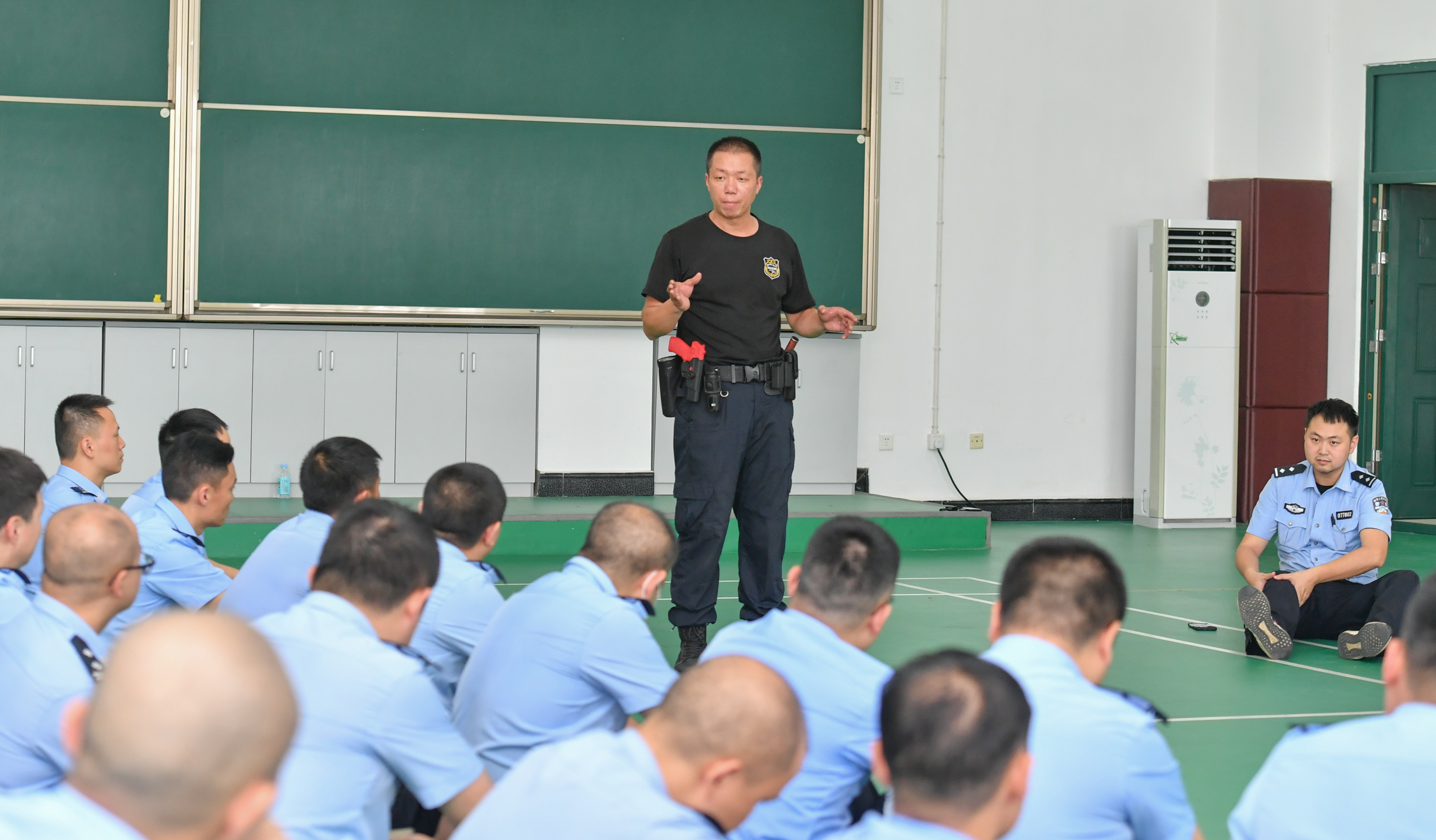 练武也练文 一天忙得很 高新公安民警集训 文武兼修