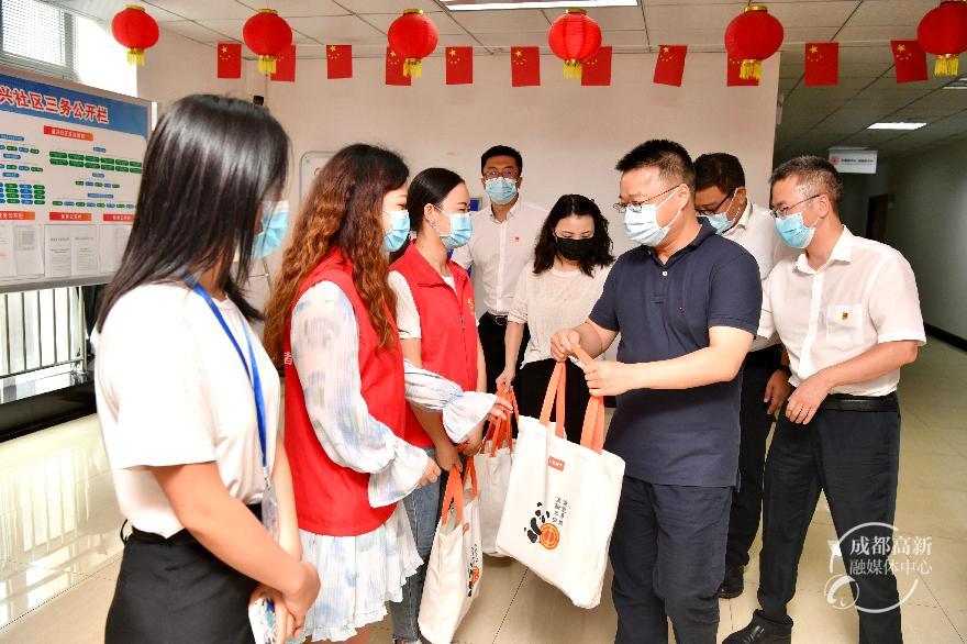 慰问一线抗疫人员