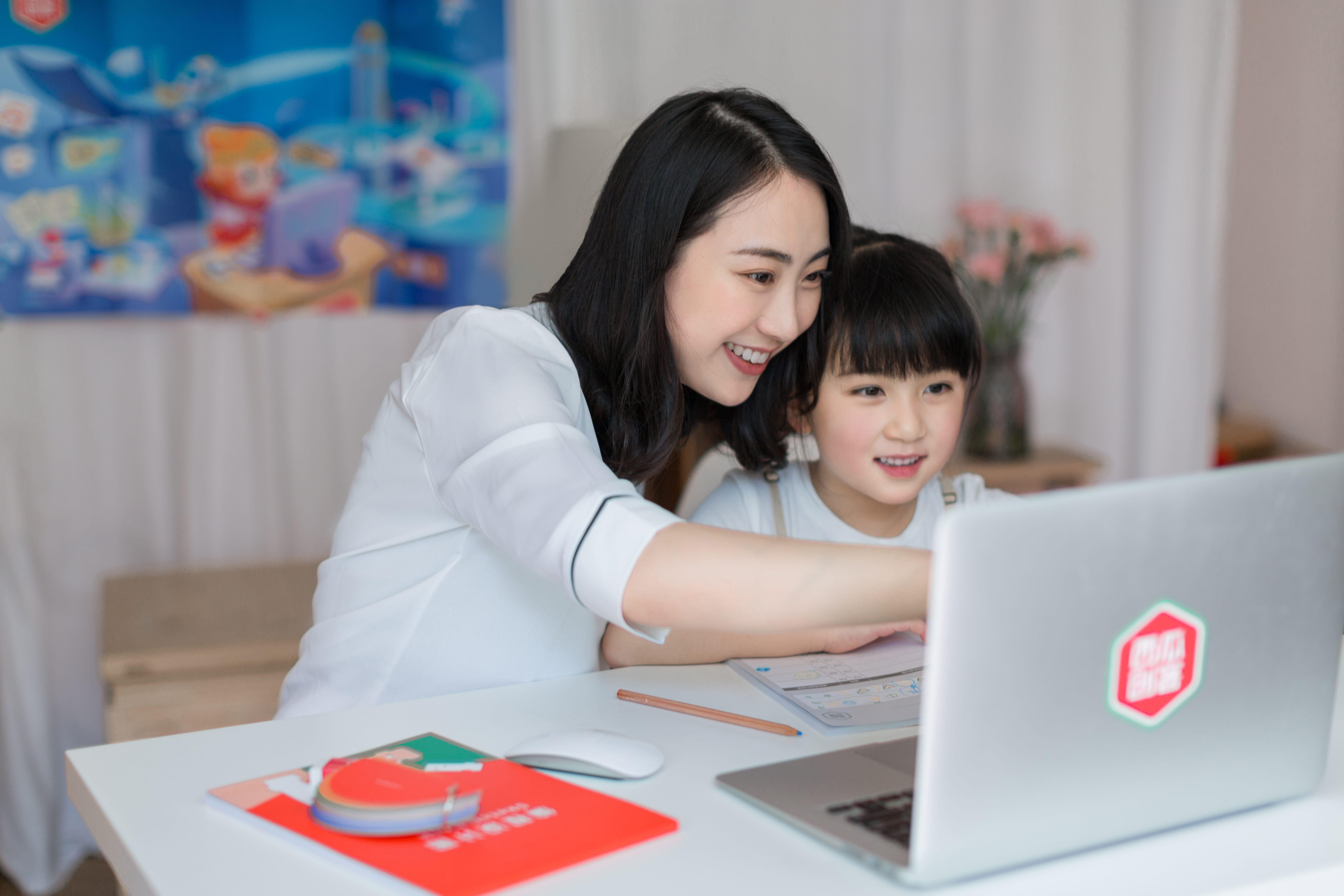 家长陪同孩子学习编程