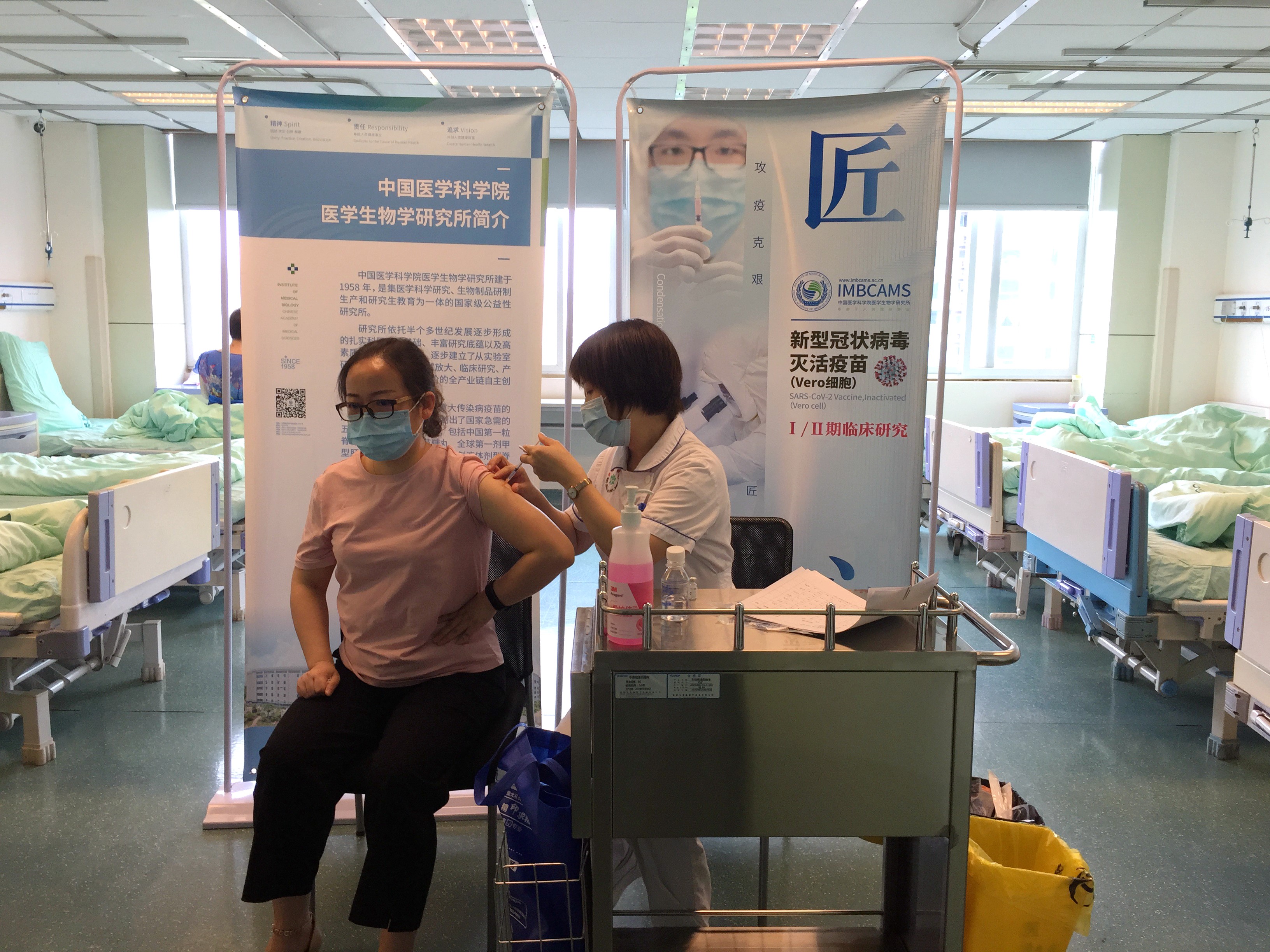 吴霞正在接受新冠疫苗肌肉注射