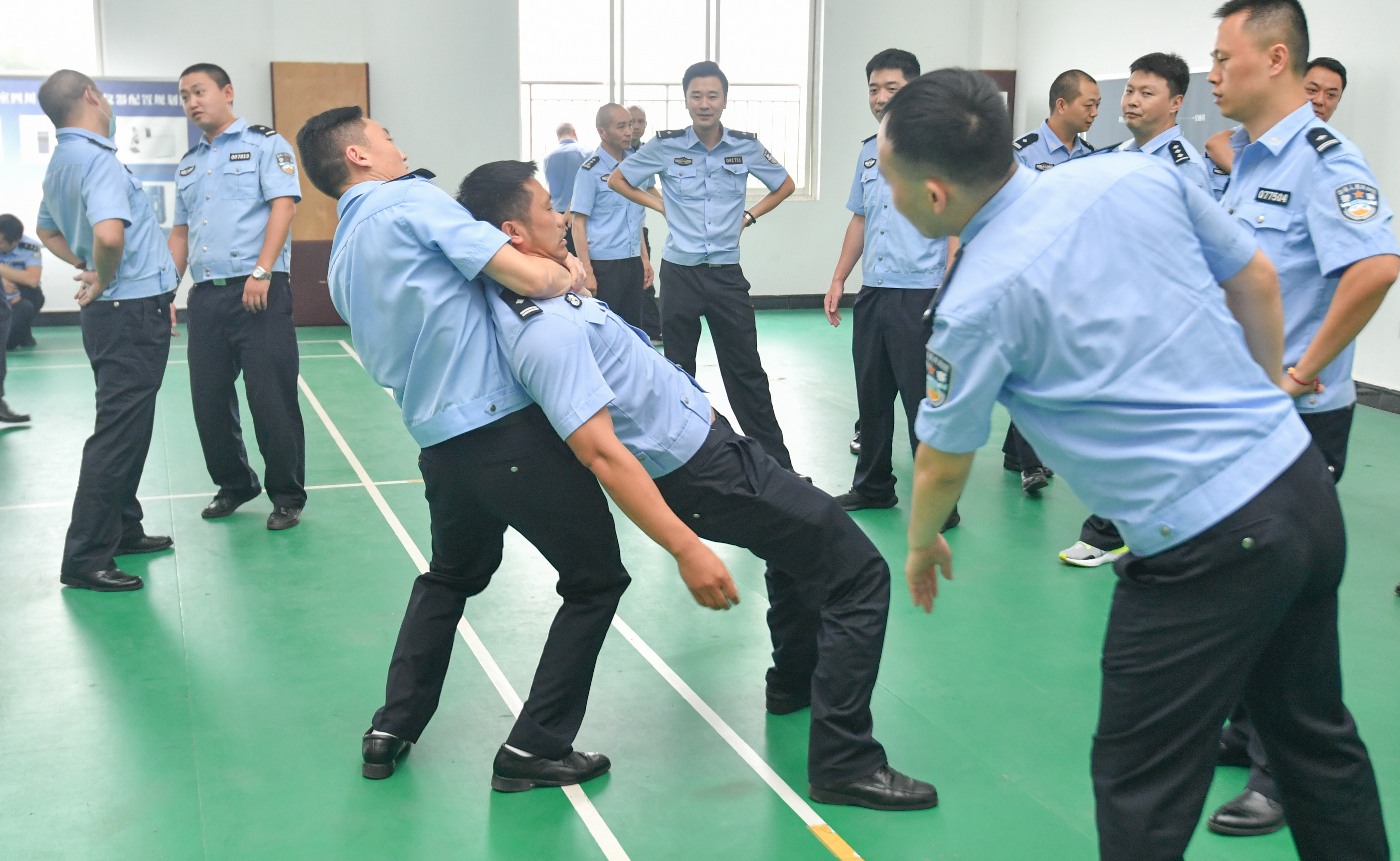 "练武也练文,一天忙得很!" 高新公安民警集训"文武兼修"