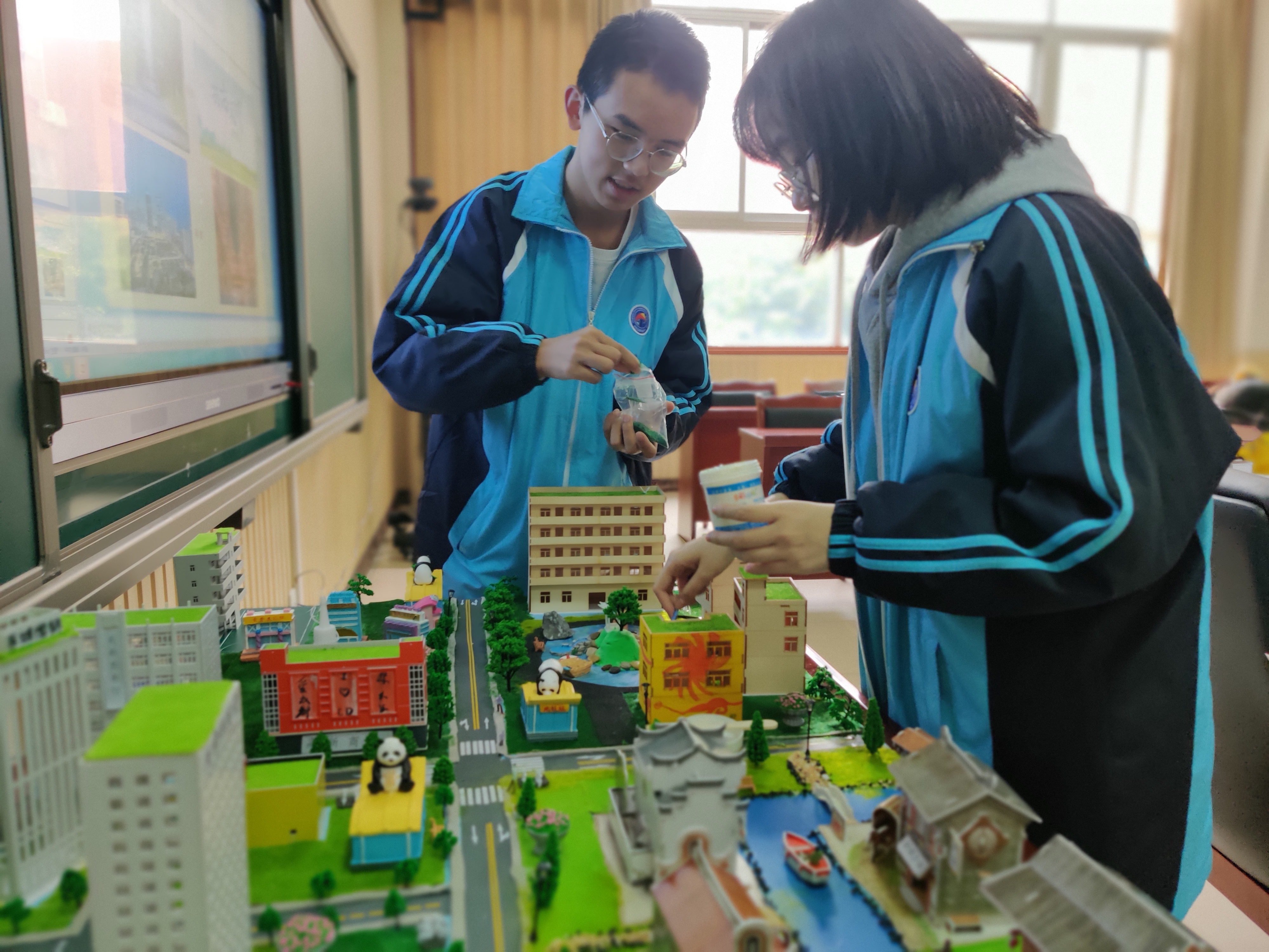 小小沙盘上展现出公园城市面貌,这便是成都高新实验中学高二的唐诗雨