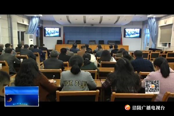 【推动重庆各项事业沿着总书记指引的方向奋力前行】区府办干部职工学习领会习总书记在重庆代表团重要讲话精神