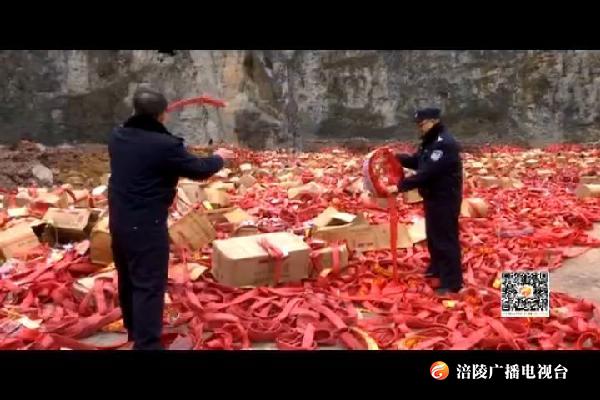 我区集中销毁8000余件非法烟花爆竹