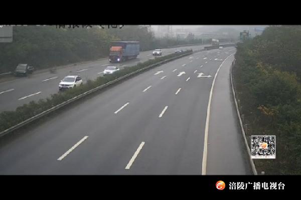 实习司机开车犯困  车辆失控骑上高速护栏