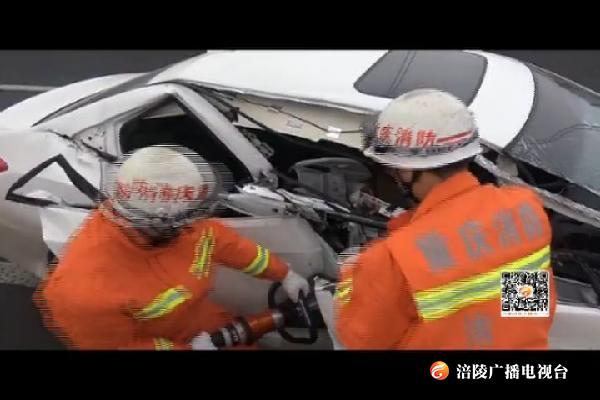 男子驾车失控两撞货车  副驾母亲很受伤