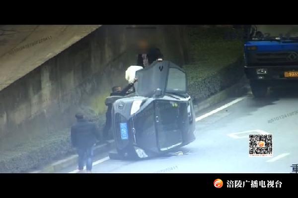 男子开车走神   小车侧翻路人帮
