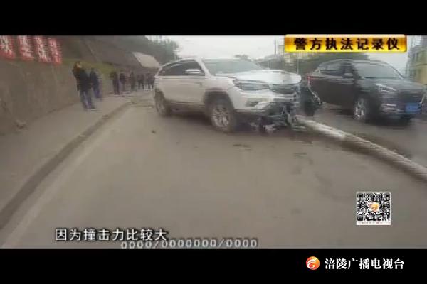 疲劳驾驶酿事故 小车撞倒路灯杆