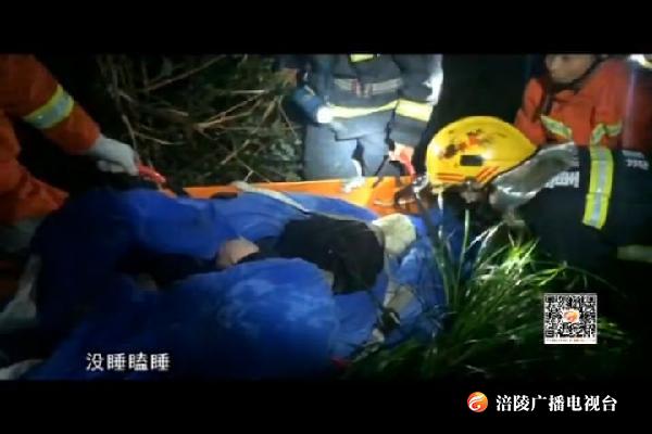 货车坠崖两人受伤被困  消防人员攀崖施救