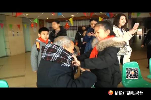 零花钱买礼物 敬老院献爱心
