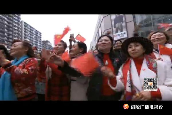 “踏歌颂祖国”快闪：众人齐唱《我和我的祖国》