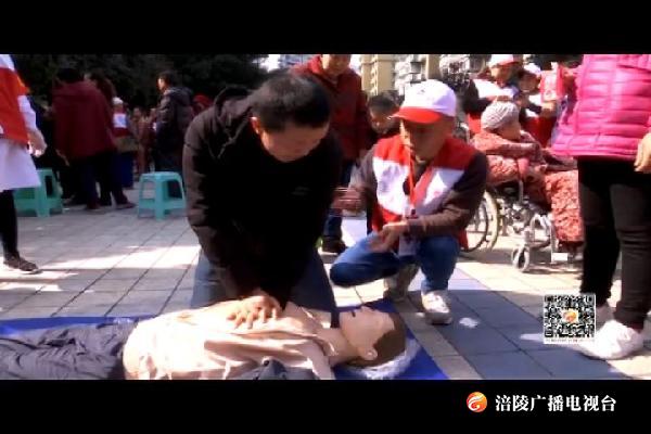 志愿者进社区 义务诊疗教急救