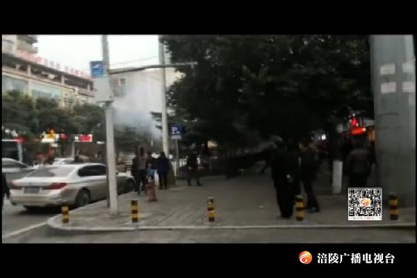 小车闹市起火燃烧 消防人员成功处置