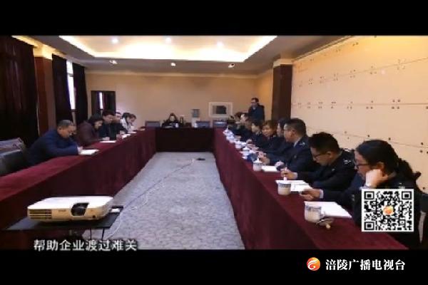 税务人员上门为企业宣传减税降费政策