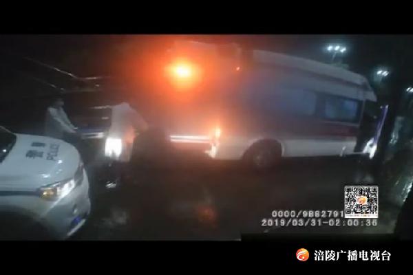 女子雨中晕倒   民警撑伞送医