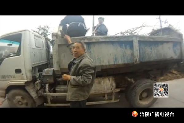 渣车违规载8人  民警制止除隐患