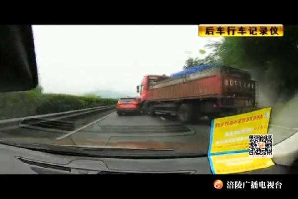 司机疲劳驾驶  货车侧翻高速公路