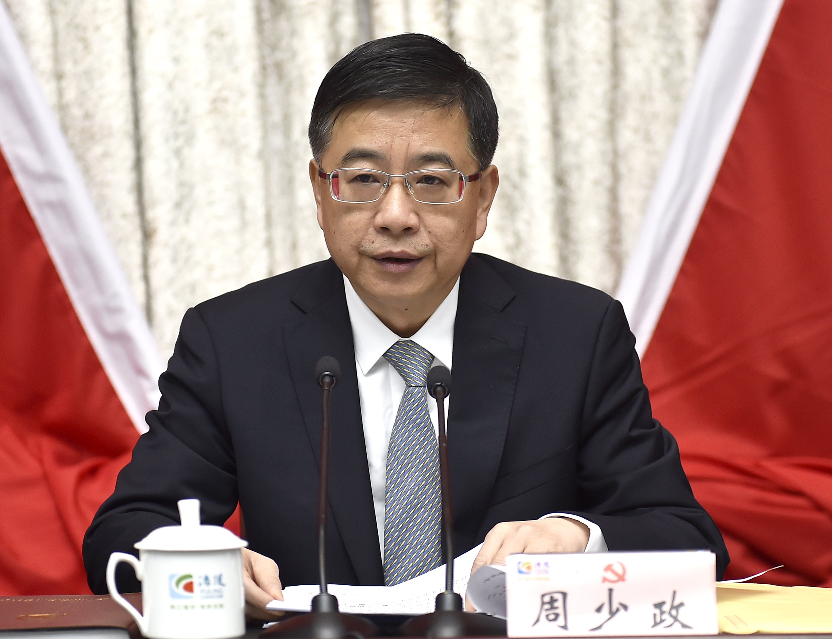 区委书记周少政受区委常委会委托作工作报告 记者 朱志强 摄