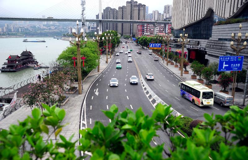 涪陵城江清岸洁，街道靓丽-记者 黄河 何乾健摄