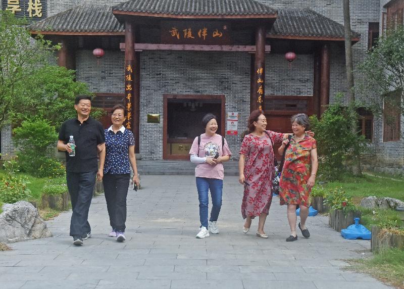 市民在武陵山休闲散步-记者 黄河 何乾健摄