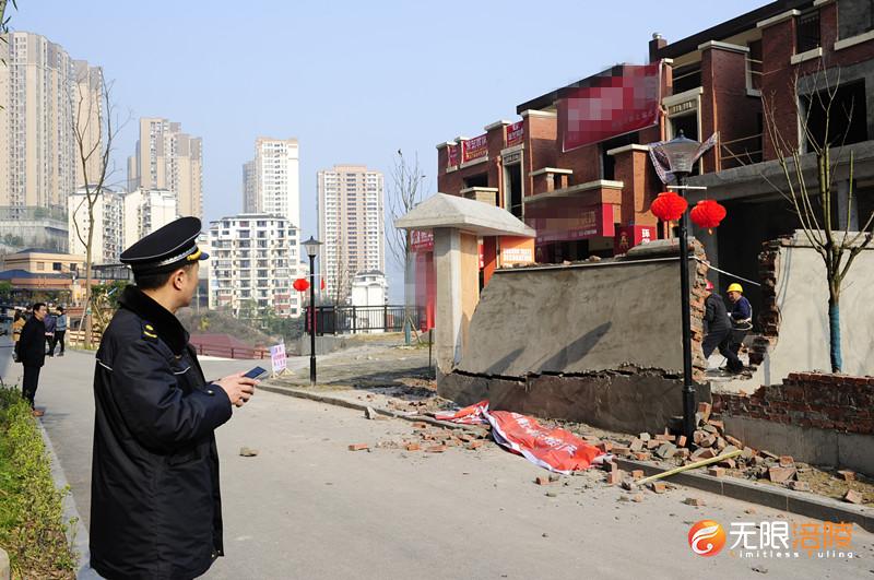 泽胜温泉城滨江商业步行街9幢的违法建筑拆除现场   记者何乾健摄_副本