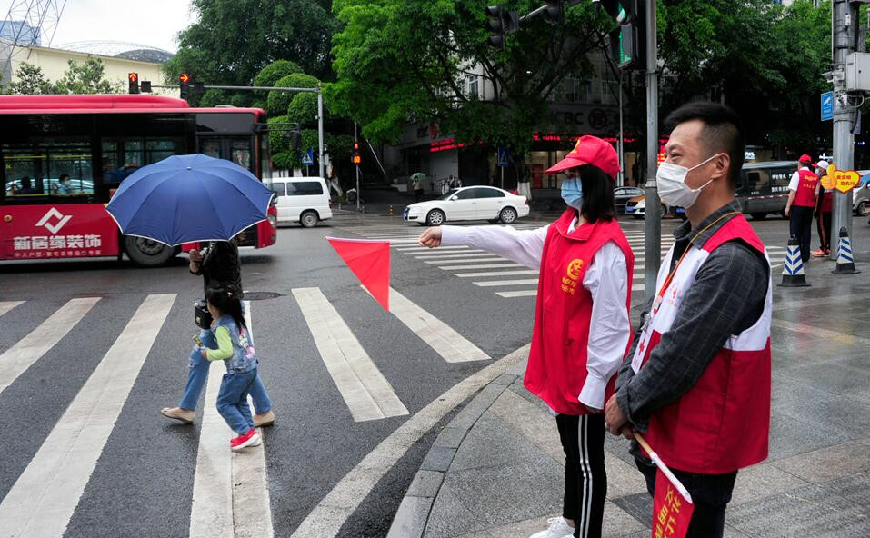 志愿者在街头开展交通文明劝导_副本