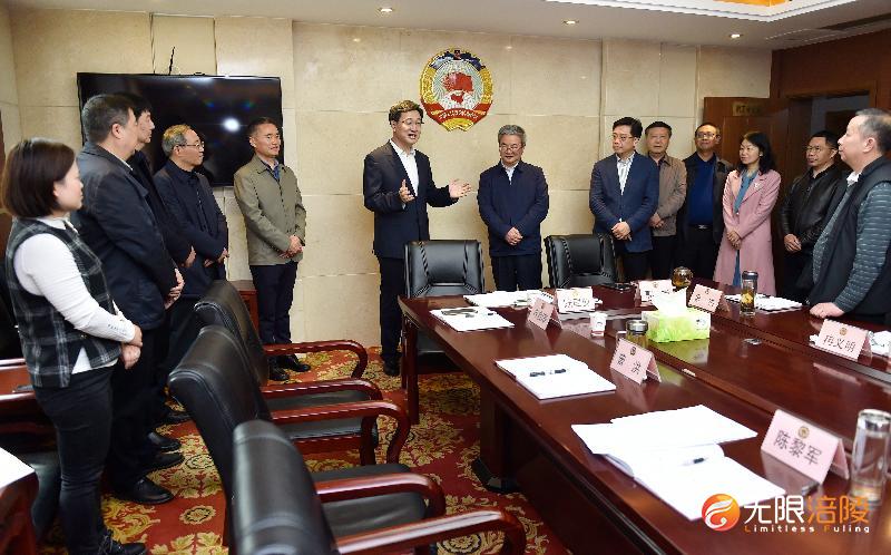 区委书记王志杰走访政协机关 记者 朱志强 摄