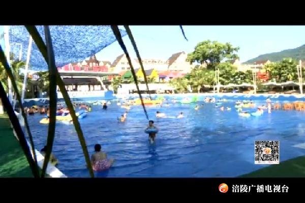 游泳池里摆课桌  “水上”课堂聊环保