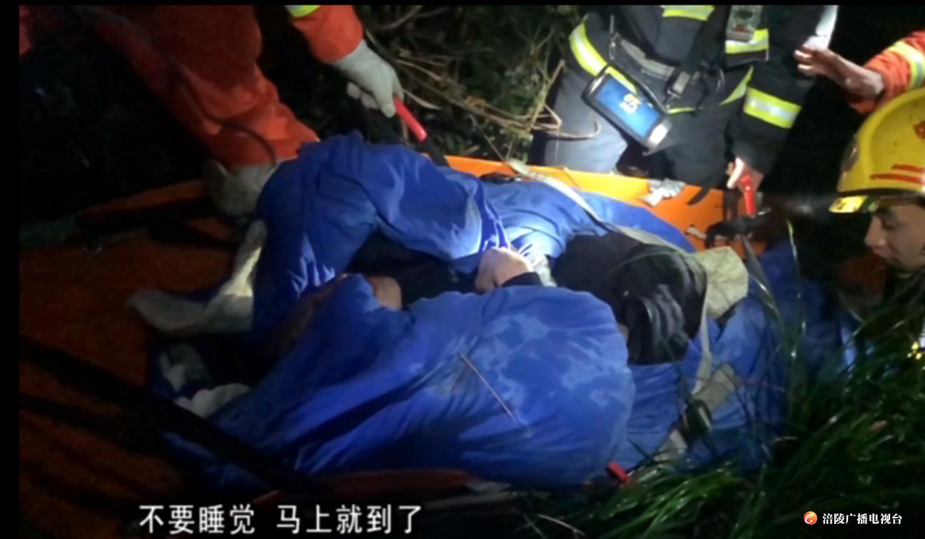 货车坠崖，两人被困，攀崖救援，伤者已送医！