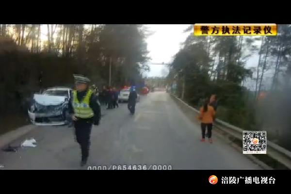开车犯困酿事故 监控记录全过程