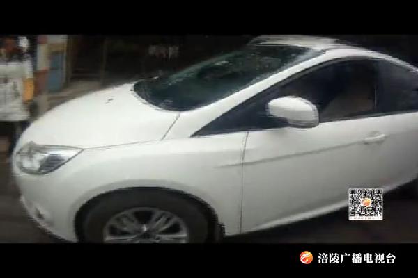 号牌贴有“百年好合”   司机连称不知情