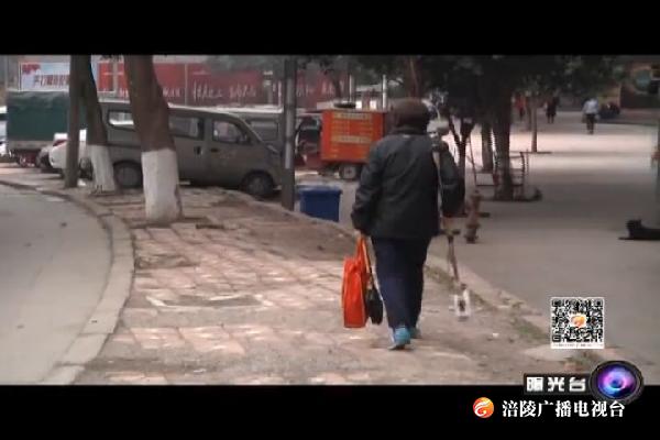 曝光台：人行道地砖破损  市民盼尽快修复