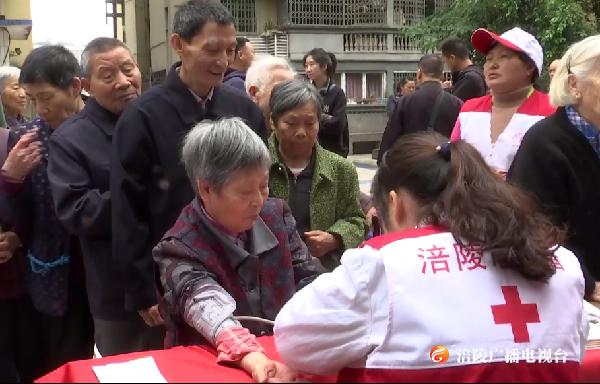 【世界红十字日】“救”在身边 志愿者为市民传授技能送健康！