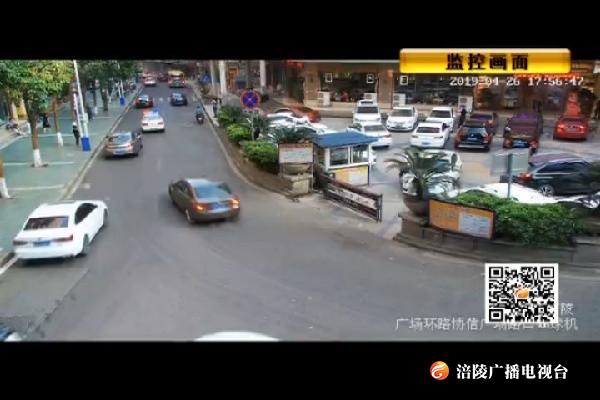 老人昏厥生命垂危 警车开道送医