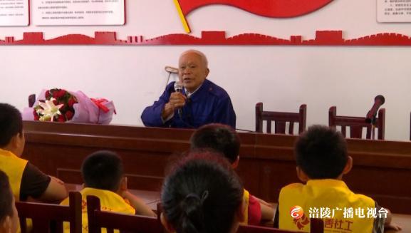 建军慰问老兵 聆听革命故事