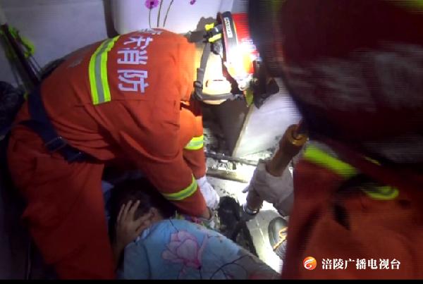 女子手卡便池一小时不报警，原因竟是：以为消防救援要收费？！