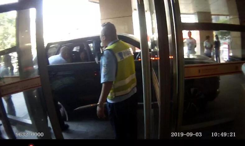 温暖！路遇老人腹痛，热心市民和交警蜀黍合力送医！