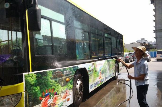 整治脏乱差，我区客运车辆开始变靓！