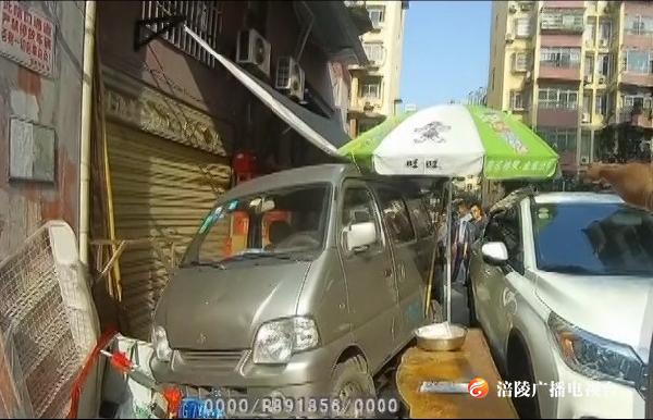 惊险！面包车失控冲向路边商店