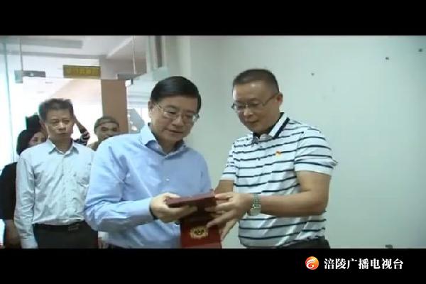 周少政种及灵等区领导慰问先进模范代表和离休干部