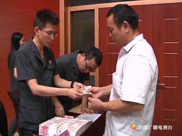 领到被拖欠的钱，这些农民工好开心！