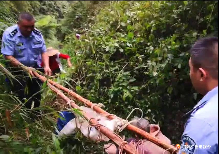 86岁老人摔倒在峡谷两天两夜 民警深山徒步救援！