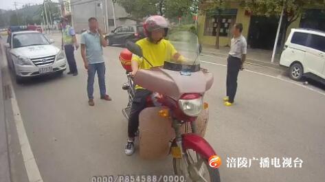 无证少年上路学车  糊涂父亲尾随“教学”