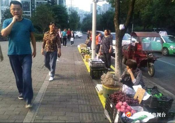 赞！洗墨路沿线夜市水果摊区有了“家”