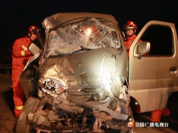 面包车夜间超车与罐车相撞！驾驶员被困......