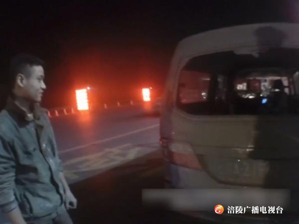 心真大！后挡风玻璃缺失、尾灯不全，还夜间上高速